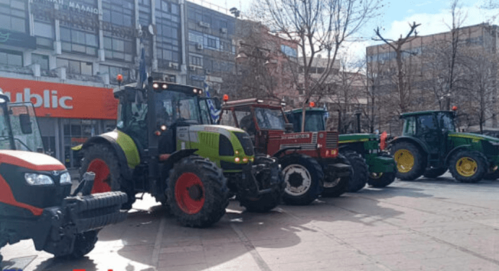 Ανυποχώρητοι οι αγρότες – Μπήκαν με τα τρακτέρ τους στην πλατεία της Λάρισας