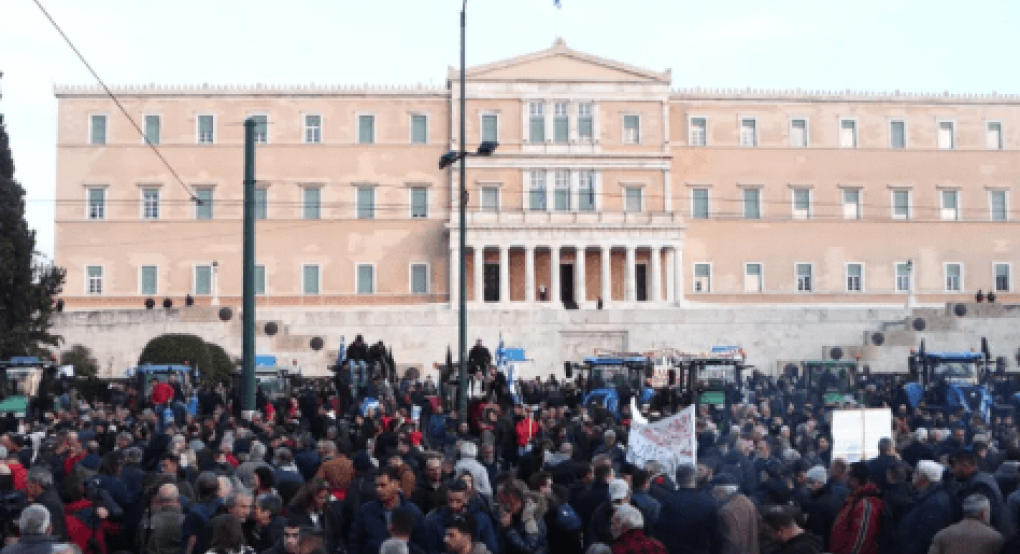 Βουλιάζει το Σύνταγμα στο αγροτικό συλλαλητήριο Βουλιάζει το Σύνταγμα στο αγροτικό συλλαλητήριο