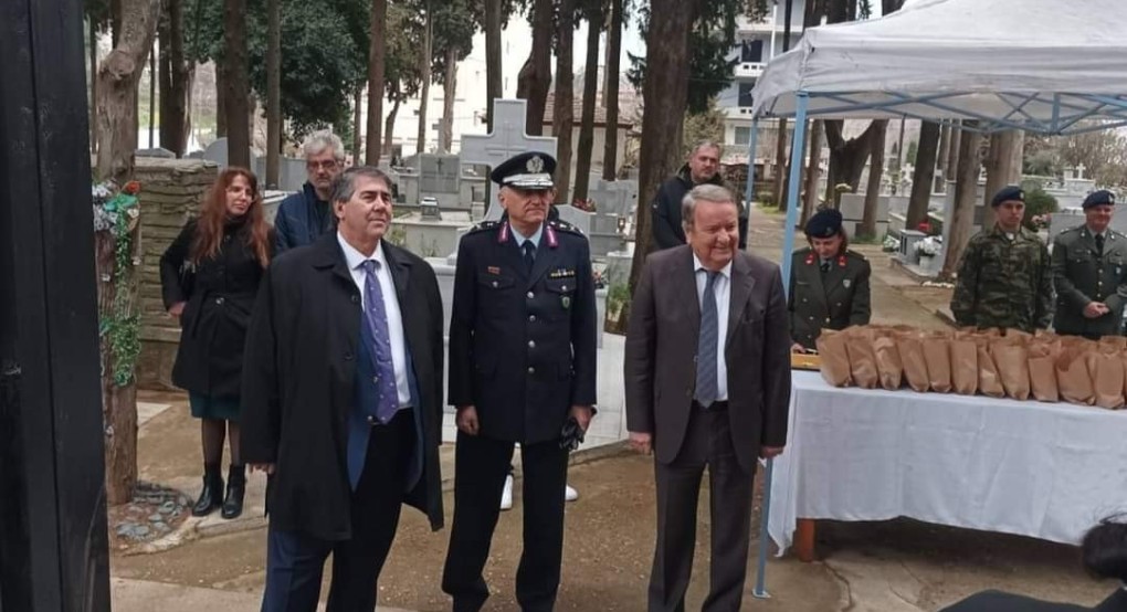 Καρασμάνης: Ανδρών επιφανών πάσα γη τάφος Καρασμάνης: Ανδρών επιφανών πάσα γη τάφος