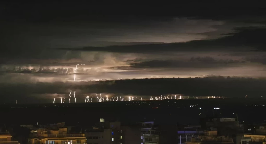 Προβλήματα από την κακοκαιρία: Νοn stop κεραυνοί και πλημμύρες- Το έστρωσε με χαλάζι σε Κοζάνη-Τρίκαλα