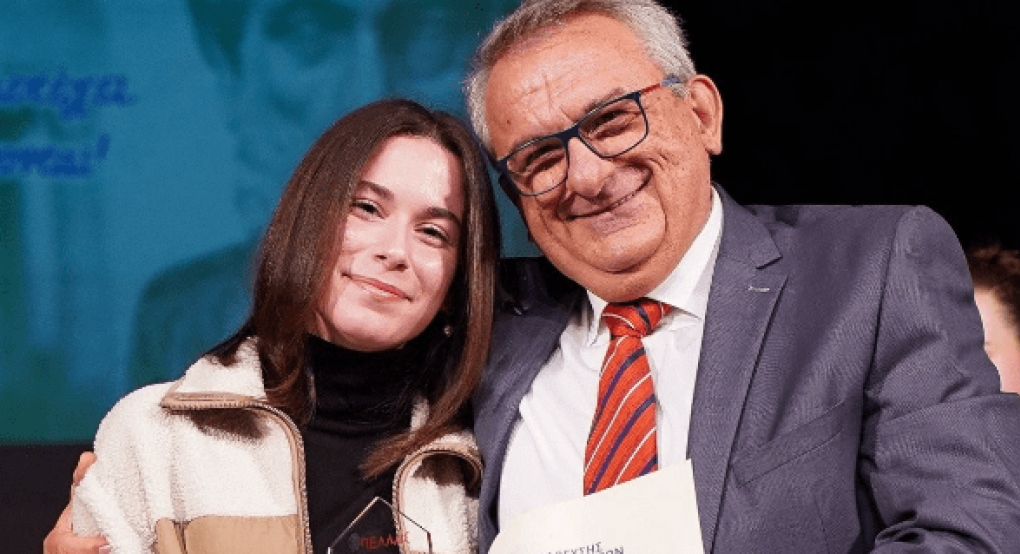 Κώστας Δεληγιαννίδης: Ευτυχισμένος παππούς που βράβευσε την εγγονή του για πανελλήνια επιτυχία
