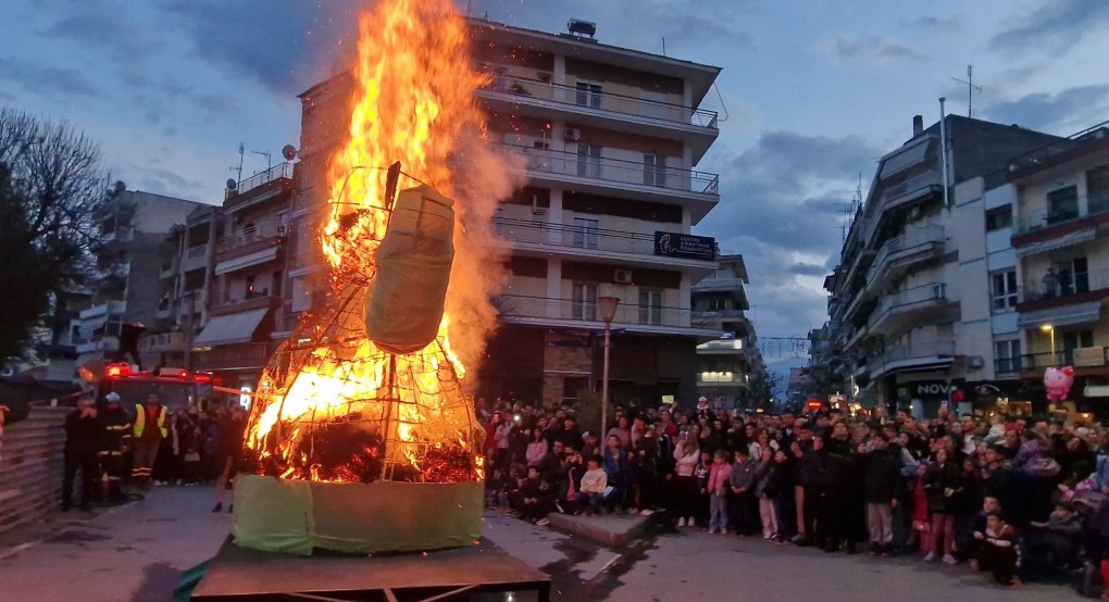 Έδεσσα: Κάηκε ο βασιλιάς καρνάβαλος (φώτο και βίντεο)