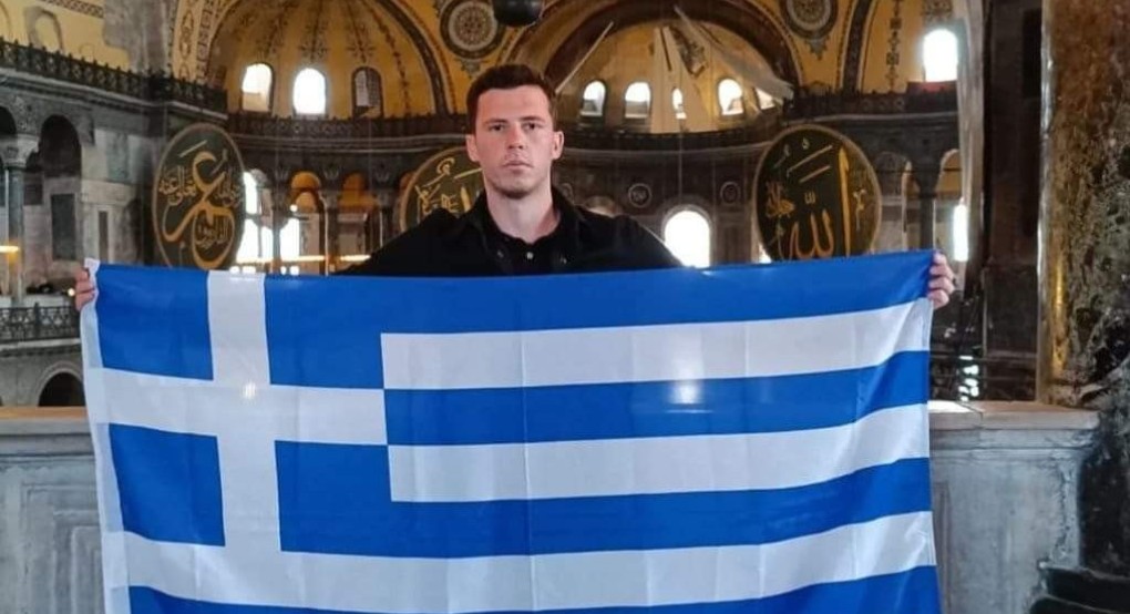 Έλληνας ύψωσε σημαία στην Αγία Σοφία