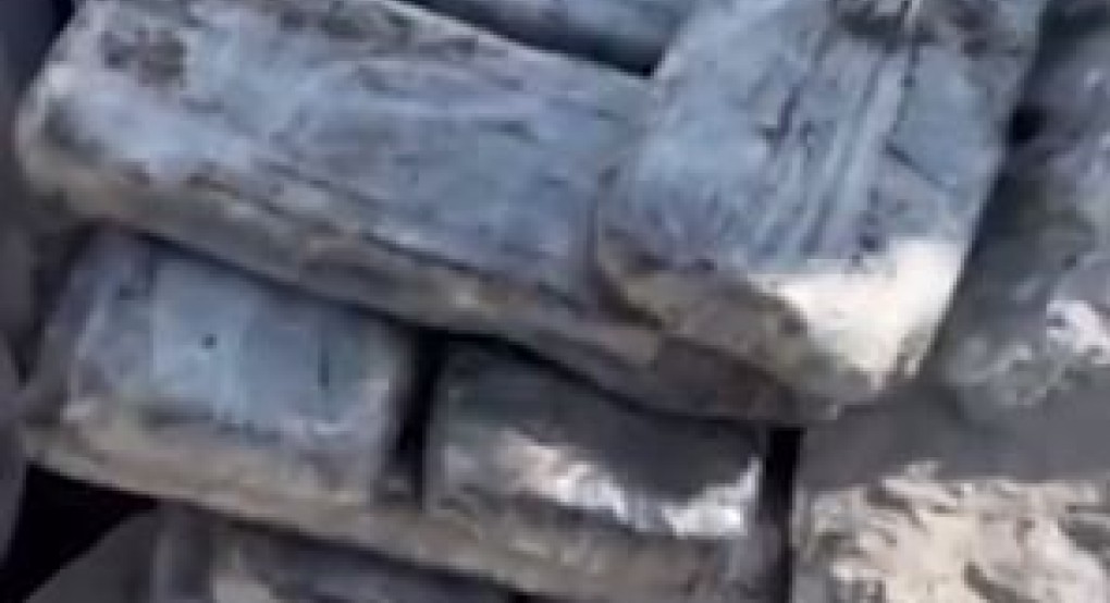 Βίντεο από την υπόθεση σύλληψης ενός ανδρόγυνου και κατάσχεσης 7 κιλών ηρωίνης, που ήταν κρυμμένα μέσα σε βράχους
