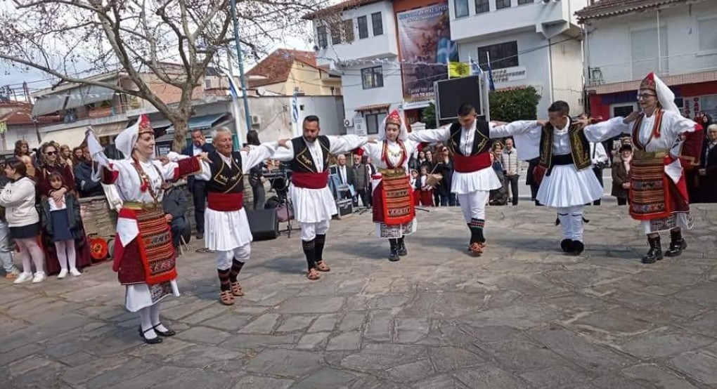Κρύα Βρύση: Με παραδοσιακούς χορούς γιορτάστηκε η εθνική εορτή Κρύα Βρύση: Με παραδοσιακούς χορούς γιορτάστηκε η εθνική εορτή