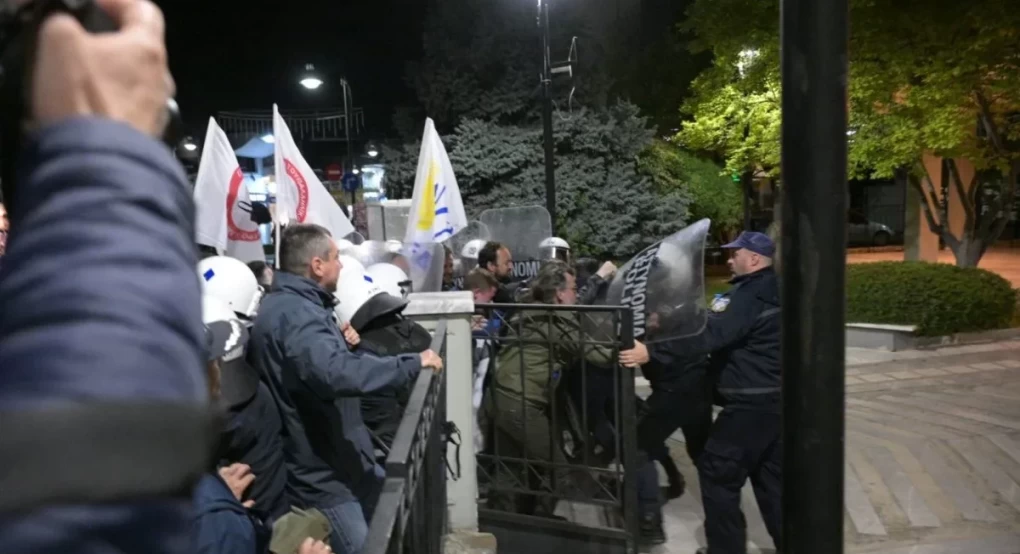 Σοβαρά επεισόδια με χημικά και ξύλο στην Λάρισα - «Διέλυσαν» την συναυλία της στρατιωτικής ακαδημίας των ΗΠΑ Σοβαρά επεισόδια με χημικά και ξύλο στην Λάρισα - «Διέλυσαν» την συναυλία της στρατιωτικής ακαδημίας των ΗΠΑ