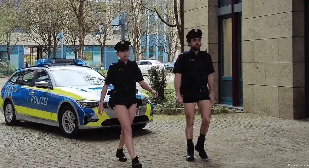 Γερμανία: Αστυνομικοί κυκλοφορούν χωρίς... παντελόνια