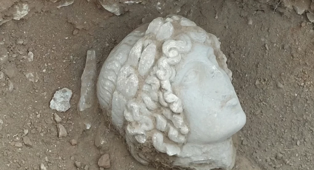 Αποκαλύφθηκε δαφνοστεφανωμένη μαρμάρινη κεφαλή με πλούσια κόμη -Νέα ευρήματα