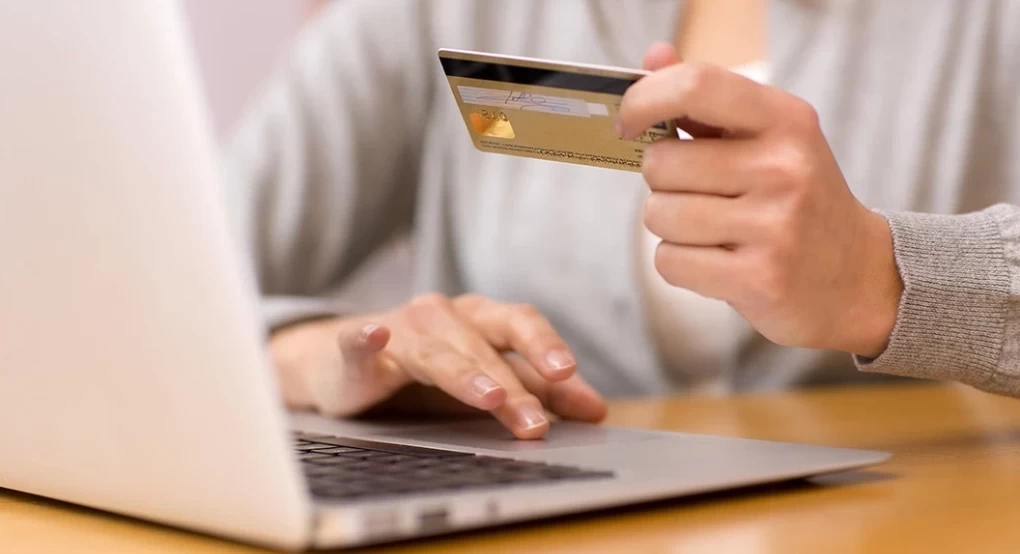 Ραγδαία αύξηση του e-commerce: 8 στους 10 Έλληνες αγοράζουν online