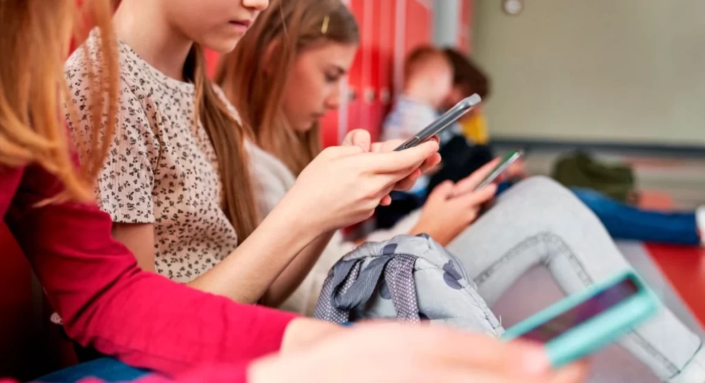 Υπουργείο Παιδείας: Νέο ποινολόγιο στους μαθητές για τα κινητά τηλέφωνα στα σχολεία