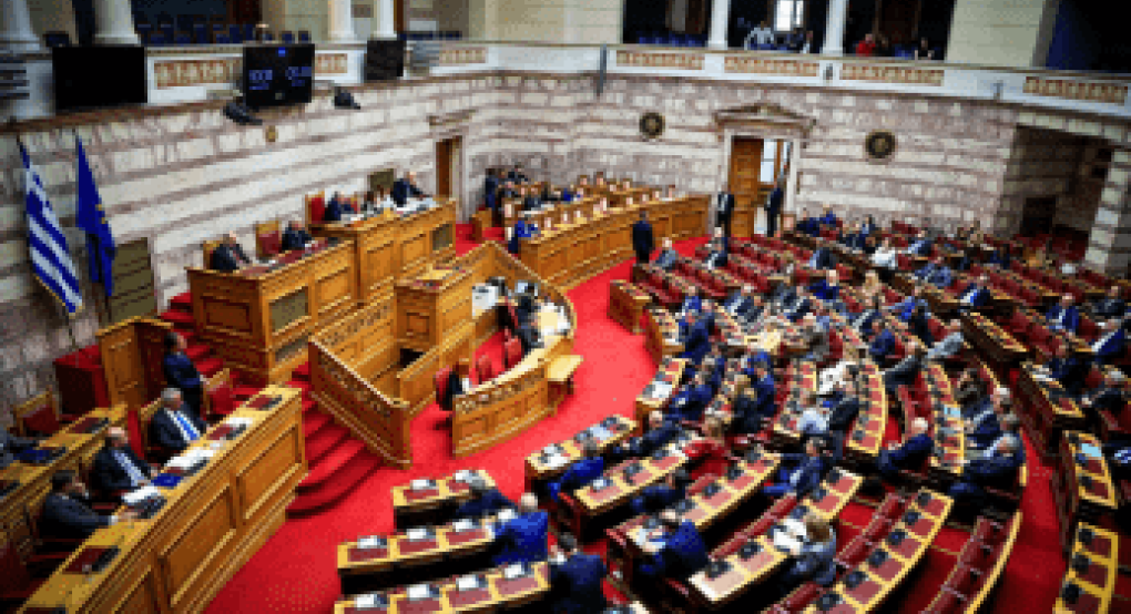 Πρόταση δυσπιστίας: Άρχισε η τριήμερη «μάχη» στη Βουλή