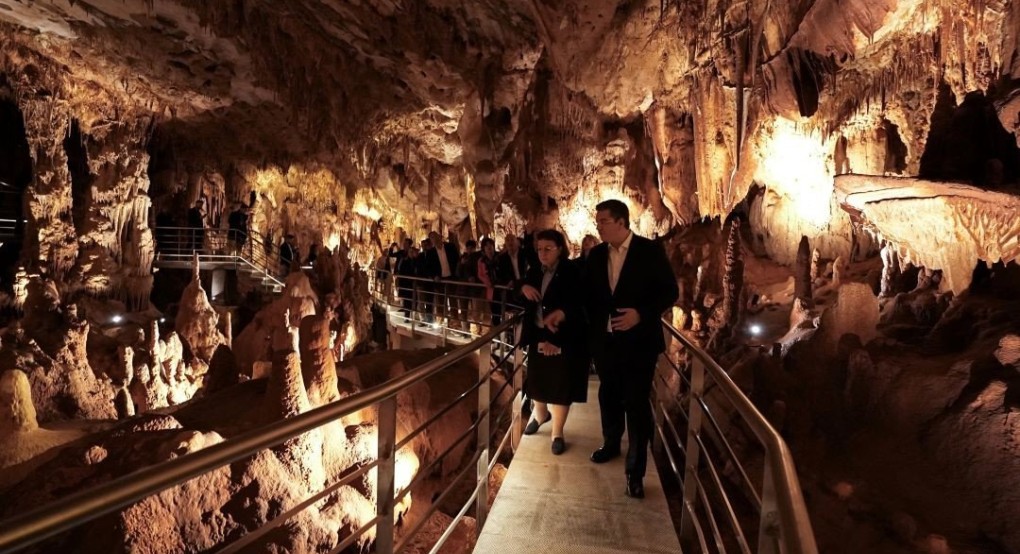 Τζιτζικώστας και Μενδώνη εγκαινίασαν το ανακαινισμένο Σπήλαιο Πετραλώνων Χαλκιδικής