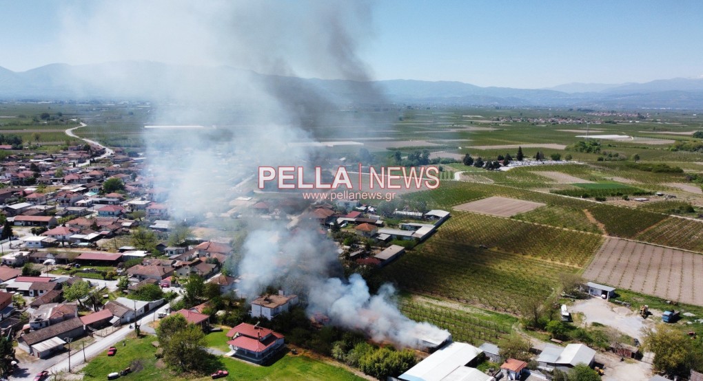 Γαλατάδες: φωτιά σε αποθήκη (βιντεο)