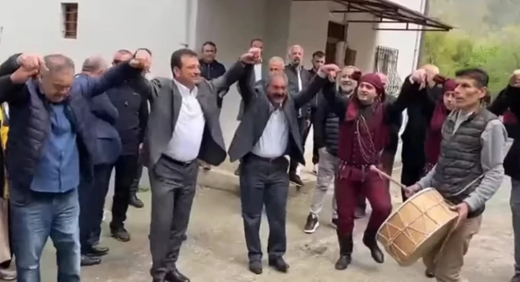 Ο Εκρέμ Ιμάμογλου χόρεψε ποντιακά στο χωριό του στην Τραπεζούντα