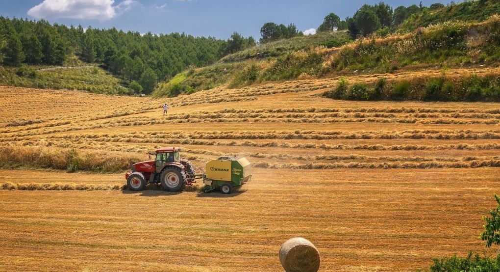 Η κυβέρνηση ικανοποιεί τα αιτήματα που είχαν θέσει οι αγρότες – Αύριο ο Λευτέρης Αυγενάκης ενημερώνει τη Βουλή για τις αλλαγές στην ΚΑΠ