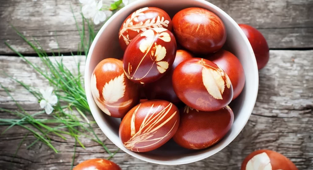 Κόκκινα πασχαλινά αυγά φυσικά βαμμένα με παντζάρι