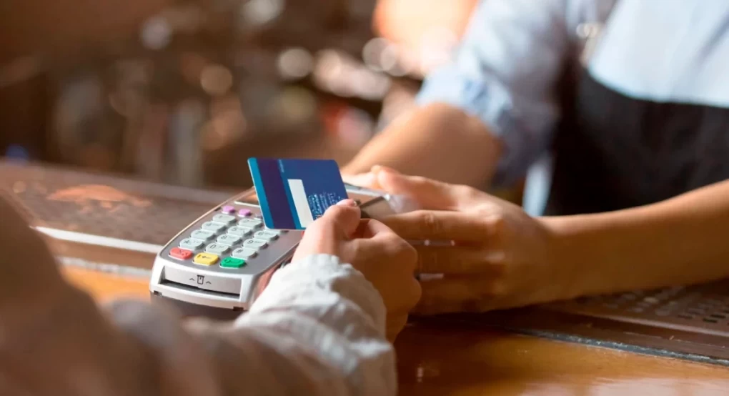 POS: Για ποιες αγορές έως 10 ευρώ «κουρεύονται» οι τραπεζικές προμήθειες POS: Για ποιες αγορές έως 10 ευρώ «κουρεύονται» οι τραπεζικές προμήθειες