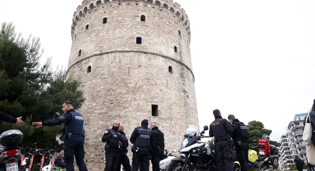 Τραγωδία στη Θεσσαλονίκη- Περίμενε να φύγει ο κόσμος από το μπαλκόνι του Λευκού Πύργου, πήρε φόρα και πήδηξε στο κενό