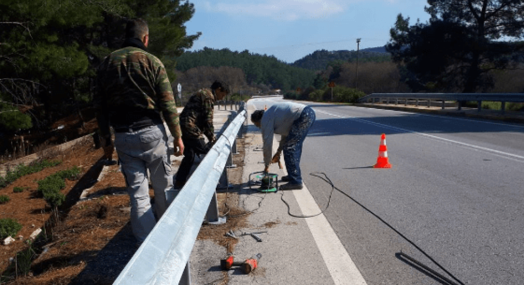 Εργασίες τοποθέτησης στηθαίων ασφαλείας στην Εθνική Οδό 2 Θεσσαλονίκης-Έδεσσας από την ΠΚΜ