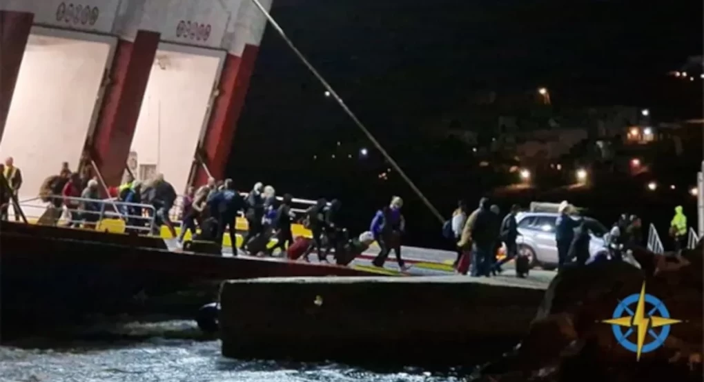 Μποφόρ «σάρωσαν» την Σίφνο - Πλοίο χρειάστηκε μια ώρα και τρεις προσπάθειες για να δέσει