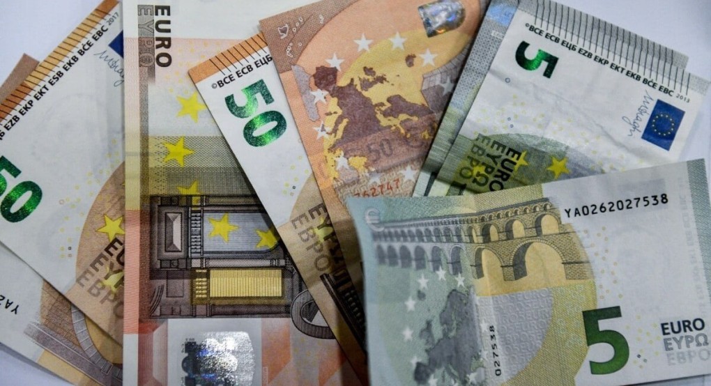Μπαίνει σήμερα το «μπόνους» των 300 ευρώ - Ποιοι το δικαιούνται