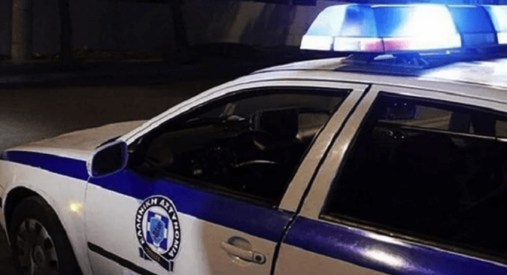 Βύρωνας: Οδηγός μηχανής γάζωσε αυτοκίνητο με δυο άτομα, ένας νεκρός και μια τραυματίας