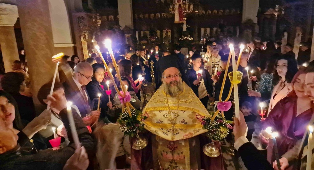 Λαμπρή Ανάσταση στη Σκύδρα - πλήθος κόσμου αναφώνησε "Χριστός Ανέστη"