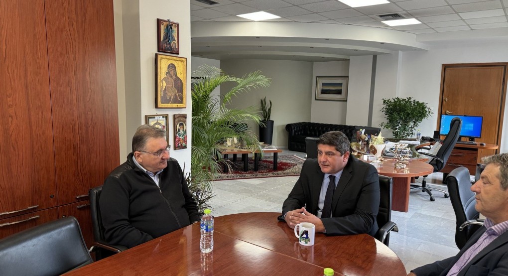 Επίσκεψη του Αθ. Εξαδάκτυλου στον Δήμαρχο Πέλλας Επίσκεψη του Αθ. Εξαδάκτυλου στον Δήμαρχο Πέλλας