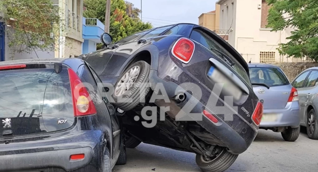 Απίστευτο τροχαίο στην Κρήτη: Αυτοκίνητο «σκαρφάλωσε» σε σταθμευμένο ΙΧ Απίστευτο τροχαίο στην Κρήτη: Αυτοκίνητο «σκαρφάλωσε» σε σταθμευμένο ΙΧ
