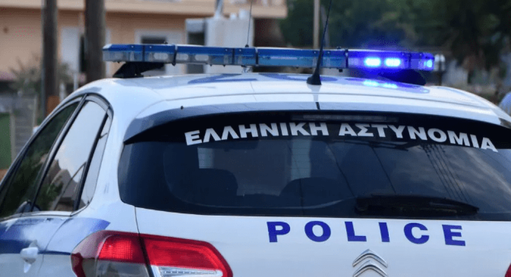 Ξυλοκόπησε τη σύζυγο και τις δύο κόρες του