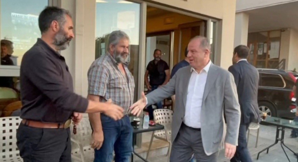 Ανώγεια Κρήτης: Με μαντινάδες και ρακί υποδέχτηκαν τον Διονύση Σταμενίτη Ανώγεια Κρήτης: Με μαντινάδες και ρακί υποδέχτηκαν τον Διονύση Σταμενίτη