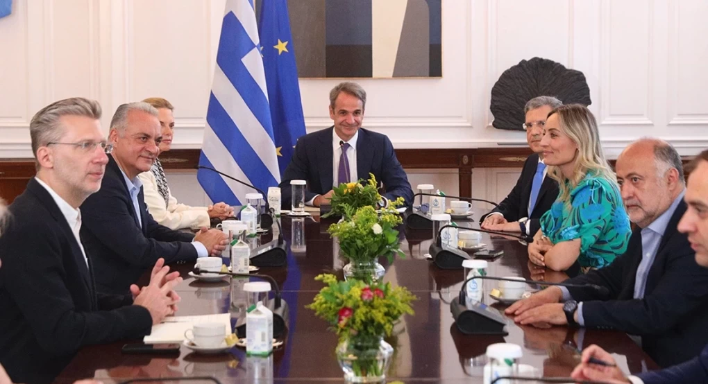 Συνάντηση Μητσοτάκη με τους νέους ευρωβουλευτές της ΝΔ στο Μαξίμου Συνάντηση Μητσοτάκη με τους νέους ευρωβουλευτές της ΝΔ στο Μαξίμου