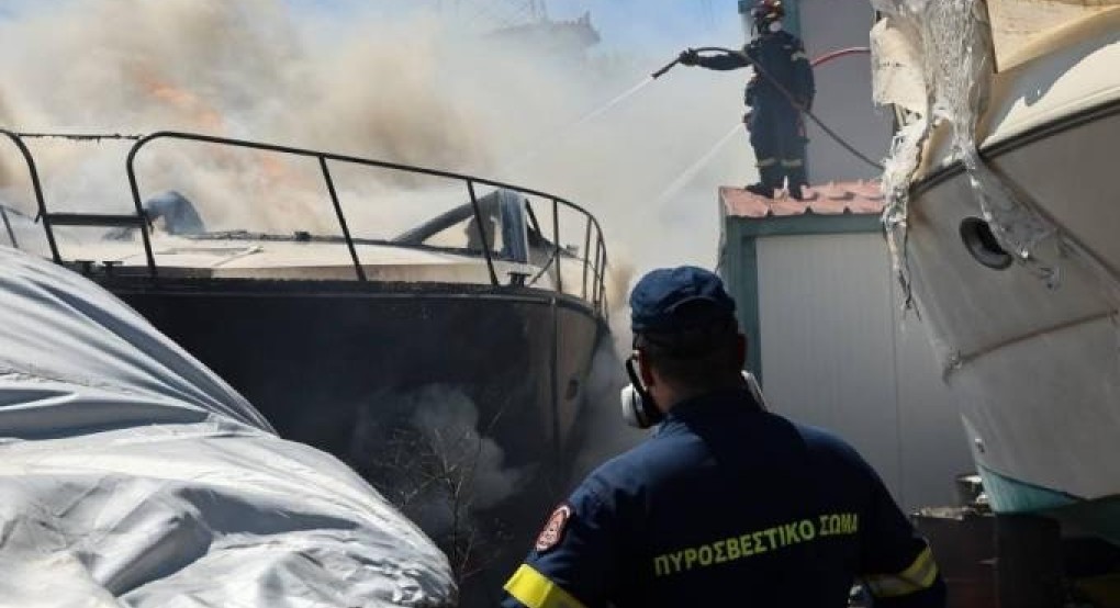 Φωτιά στη Βάρης – Κορωπίου: Σκάφη «τυλίχθηκαν» στις φλόγες (vid) Φωτιά στη Βάρης – Κορωπίου: Σκάφη «τυλίχθηκαν» στις φλόγες (vid)