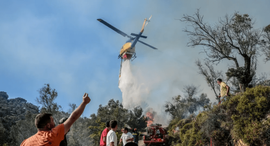Φωτιά σε Μάτι και Αγρίνιο - Υπό έλεγχο στη Βαρυμπόμπη Φωτιά σε Μάτι και Αγρίνιο - Υπό έλεγχο στη Βαρυμπόμπη