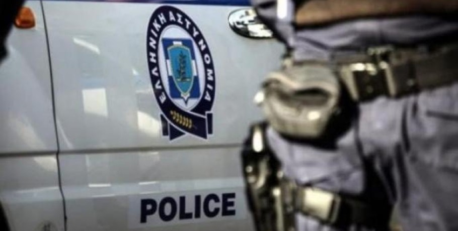 Ρόδος: Συνελήφθη γνωστός τραγουδιστής– Επιτέθηκε στη σύζυγο επιχειρηματία στο μαγαζί που τραγουδούσε