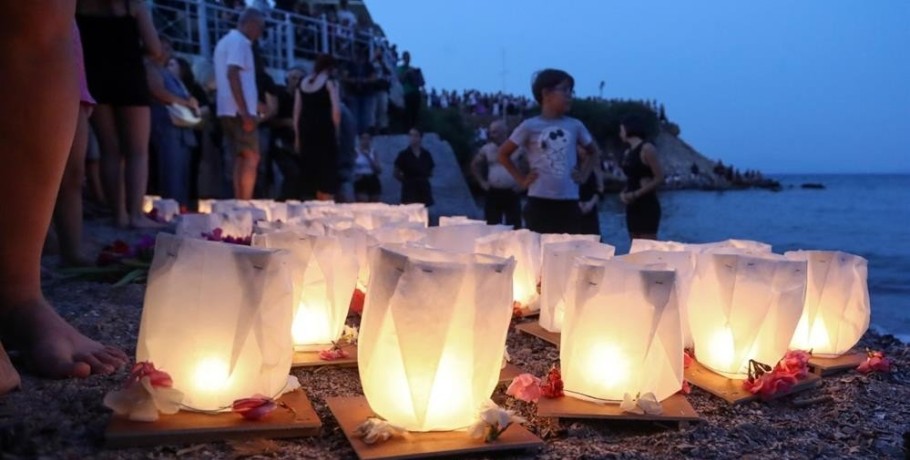 Μάτι: 104 φαναράκια στην θάλασσα για τα θύματα της τραγωδίας