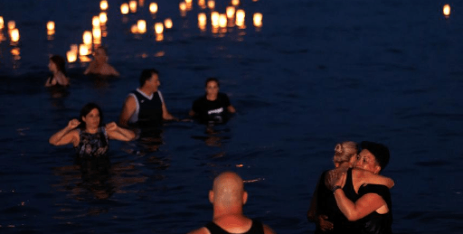 Μάτι: 104 Φαναράκια φώτισαν στη μνήμη των θυμάτων της τραγωδίας (pics)