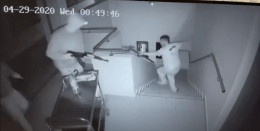 Θεσσαλονίκη: Η στιγμή που στοχεύουν με καλασνίκοφ υπάλληλο γηροκομείου – Σοκαριστικό ντοκουμέντο (VIDEO)