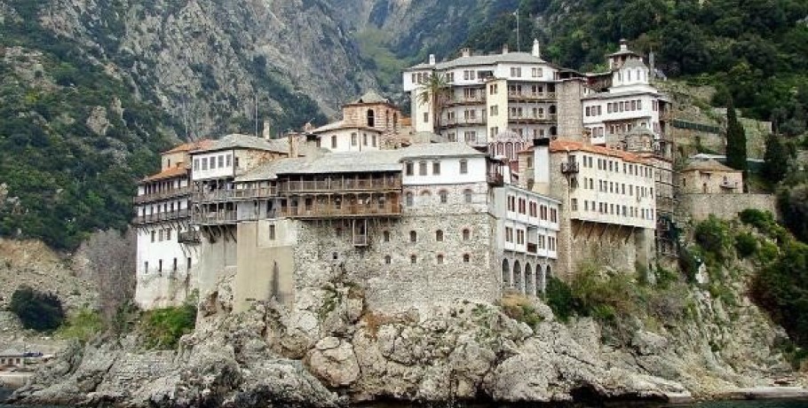 Άγιον Όρος: Στο νοσοκομείο 11 Ρουμάνοι προσκυνητές που έφαγαν δηλητηριώδη μανιτάρια