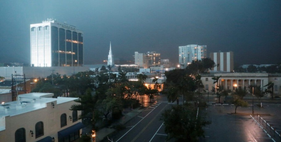 Ο τυφώνας Μίλτον σφυροκοπά τη Φλόριντα - Τουλάχιστον δύο νεκροί ως τώρα - Σοκάρουν οι απόκοσμες εικόνες