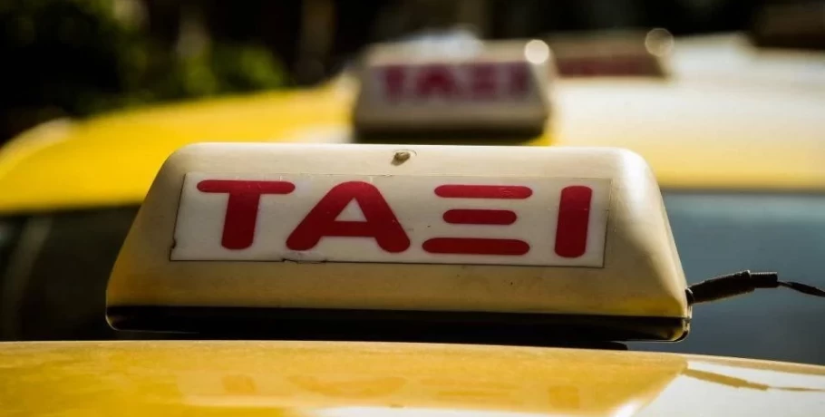 ΤΑΞΙ: Σε ισχύ τα πρόστιμα των 1000 ευρώ για όσους δεν έχουν βάλει την ταμπέλα για τα POS
