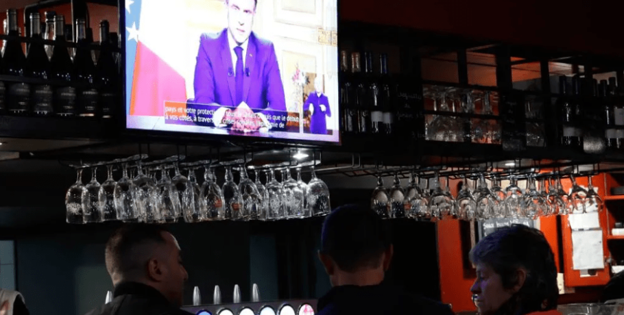 «Γαντζωμένος» στην καρέκλα ο Μακρόν, δηλώνει πως δεν παραιτείται