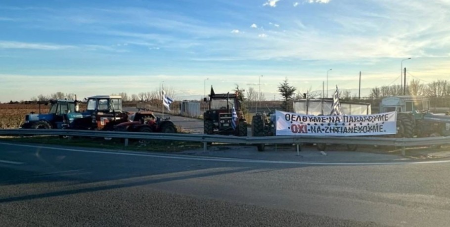 Σε 8 οδικούς κόμβους της Κ.Μακεδονίας παραμένουν τα τρακτέρ των αγροτών
