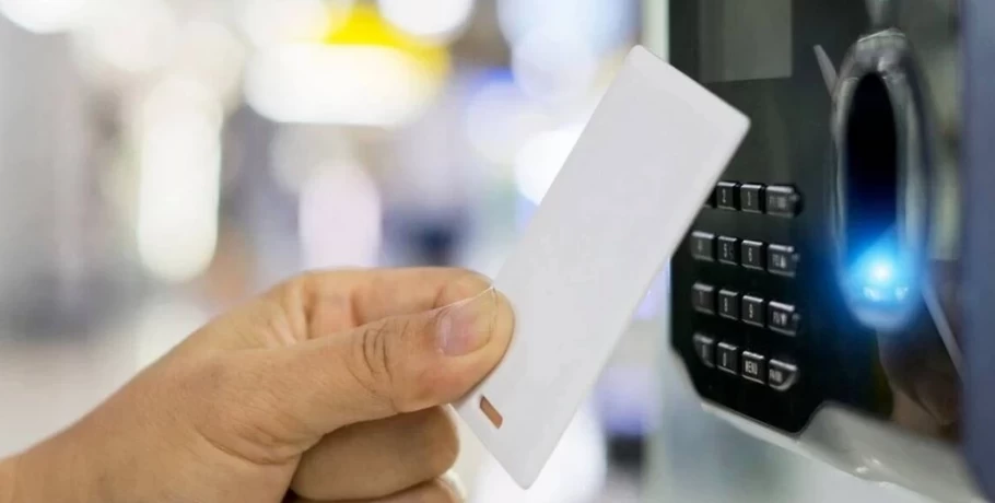 Υποχρεωτική από την 1η Μαρτίου η ψηφιακή κάρτα εργασίας σε τουρισμό και εστίαση