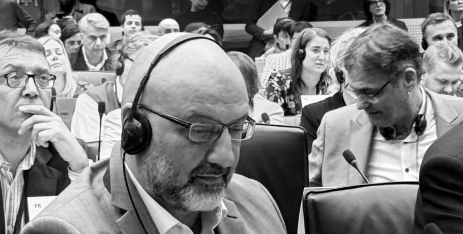 Αόρατη Απειλή στο Ποτήρι μας: Ο Σάκης Αρναούτογλου Φέρνει στην Κομισιόν το Ζήτημα των Επικίνδυνων Ουσιών PFAS στην Ευρώπη