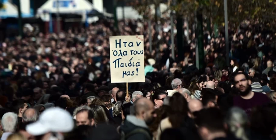 «Παραλύει» η Ελλάδα για τα Τέμπη – Εκατοντάδες συγκεντρώσεις την Παρασκευή στη χώρα αλλά και στο εξωτερικό