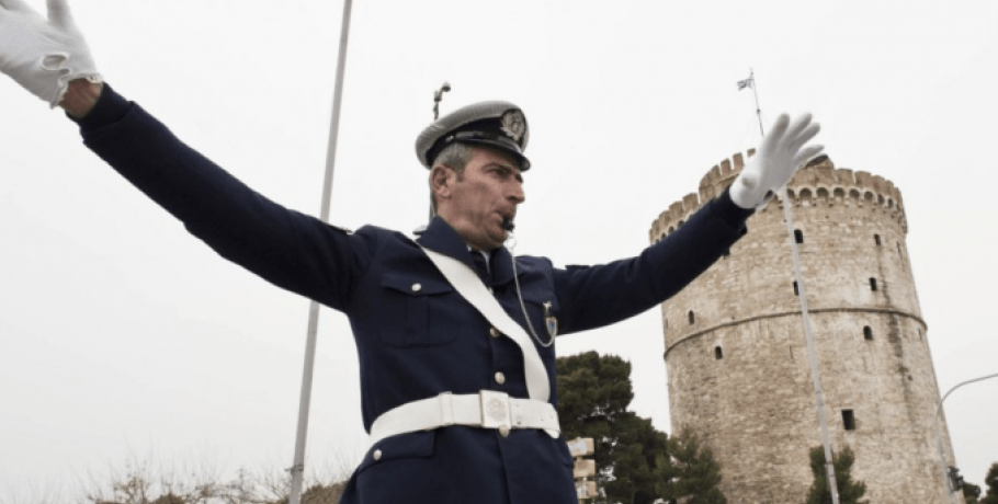 Θεσσαλονίκη: Χτύπησε με όχημα τροχονόμο επειδή του έκοψε κλήσεις - Προσπάθησε να τον χτυπήσει ξανά