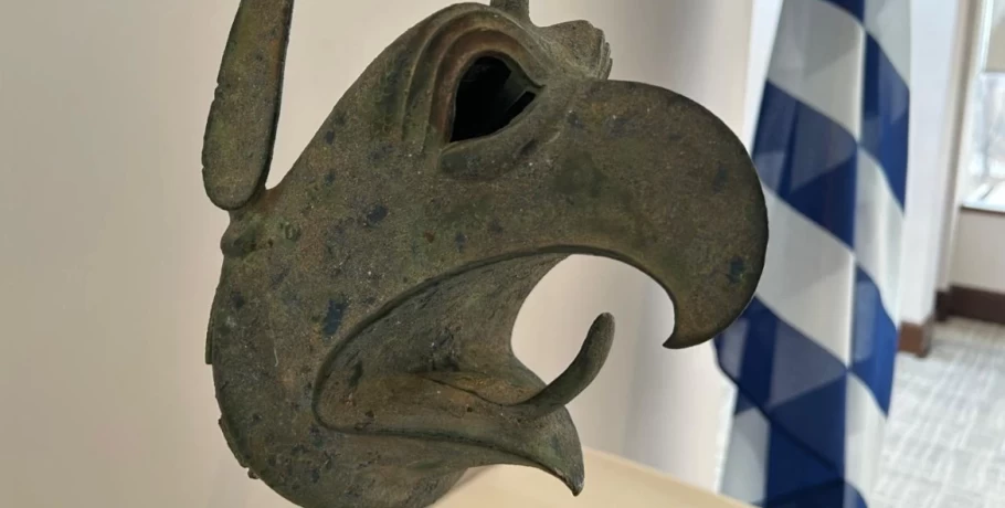 Υπουργείο Πολιτισμού: Χάλκινη κεφαλή γρύπα που είχε κλαπεί το 1936 από την Αρχαία Ολυμπία επεστράφη στην Ελλάδα από το ΜΕΤ της Νέας Υόρκης