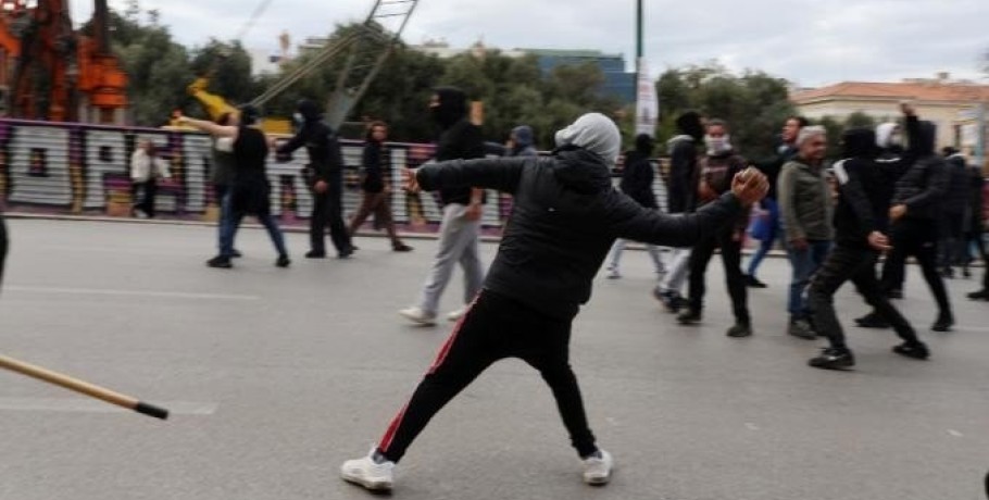 Τραυματίες σε σοβαρά επεισόδια ΠΑΟΚτσήδων-ΑΕΚτζήδων στην Εθνική οδό!