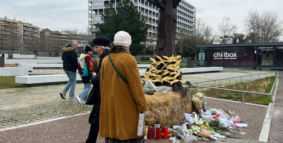 Θεσσαλονίκη: Πολίτες συρρέουν στο «Δέντρο της Μνήμης» – Ένα κίτρινο σκουφάκι, μια παιδική ζωγραφιά κι ένας Μάρτης (ΦΩΤΟ)